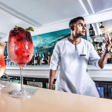Beverly Hills Durban Exterior foto A bartender at work