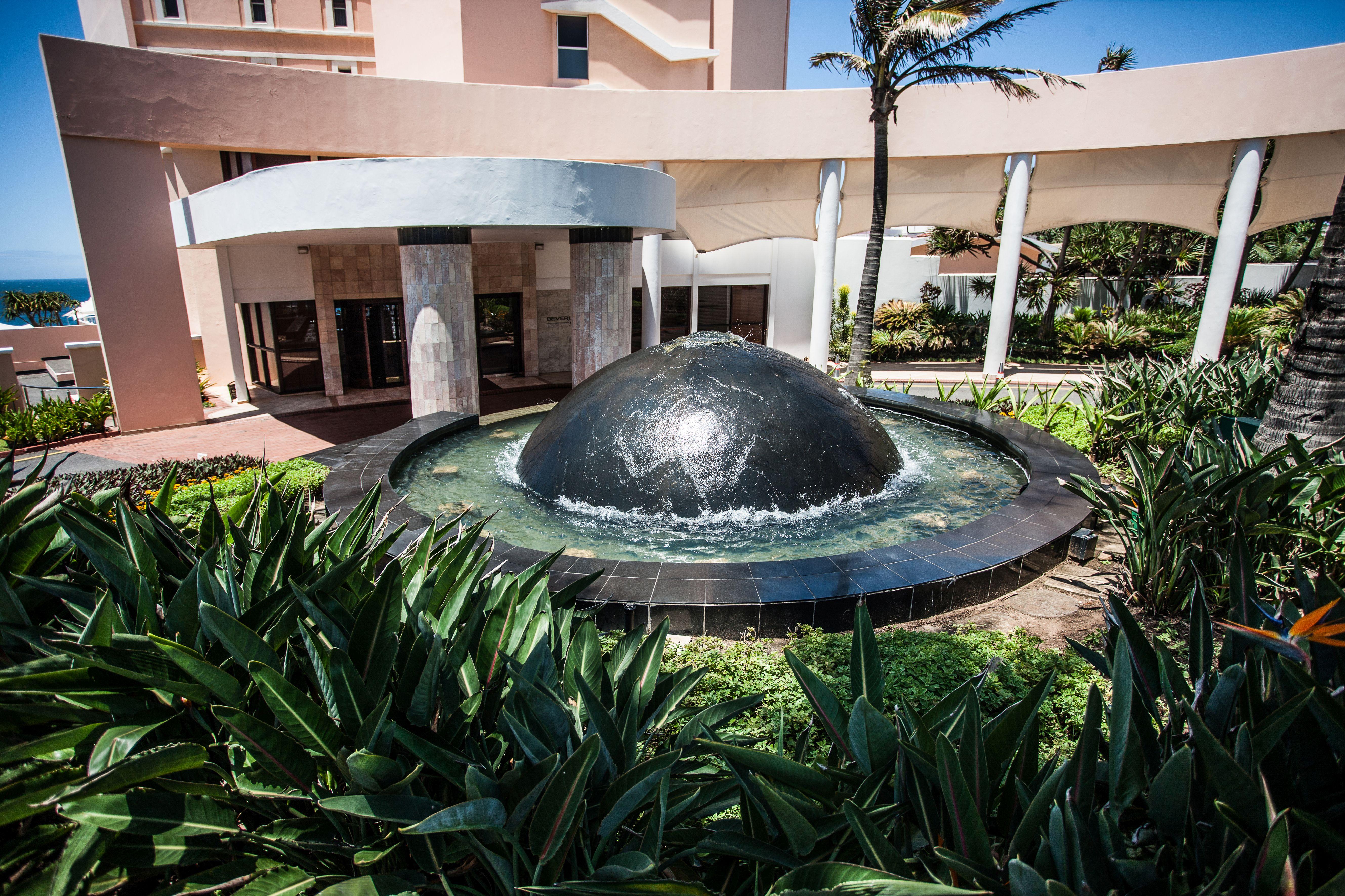 Beverly Hills Durban Exterior foto Fountain at the entrance of the hotel