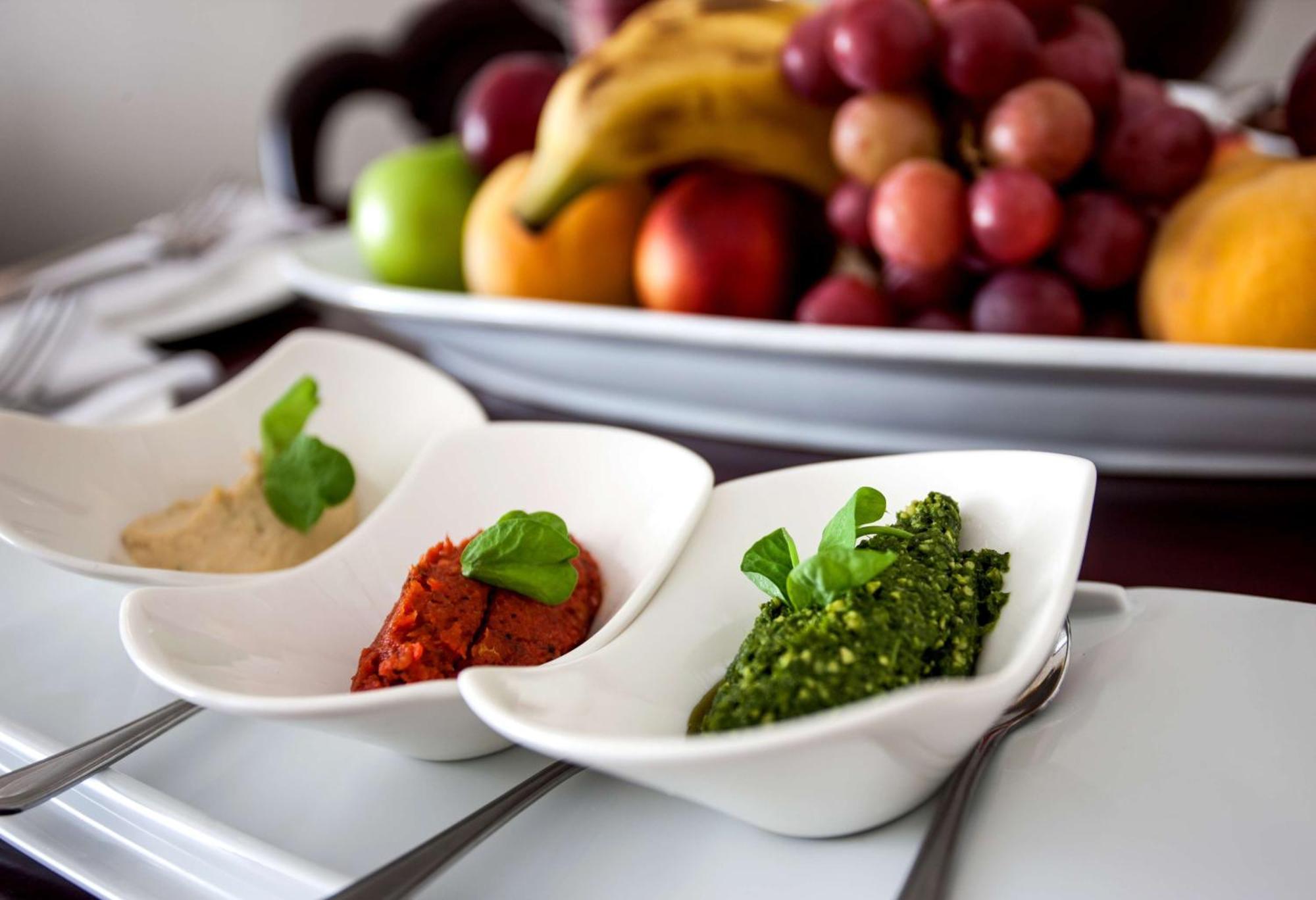 Beverly Hills Durban Exterior foto Hummus, baba ghanoush and pesto