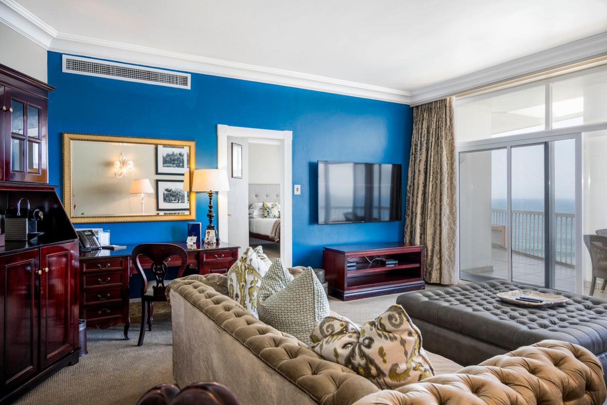 Beverly Hills Durban Exterior foto A living room in a suite at Trump Ocean Club International Hotel and Tower