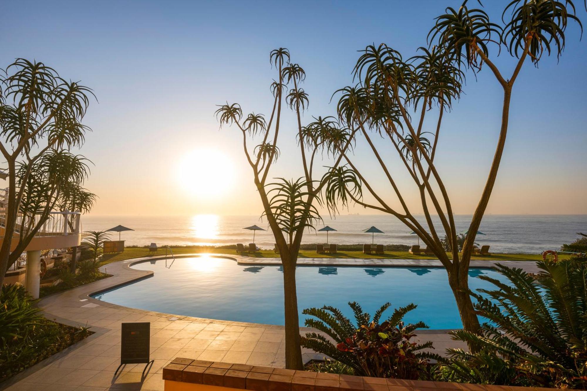 Beverly Hills Durban Exterior foto Sunset at the pool